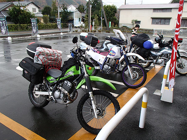 コンビニで雨宿り中